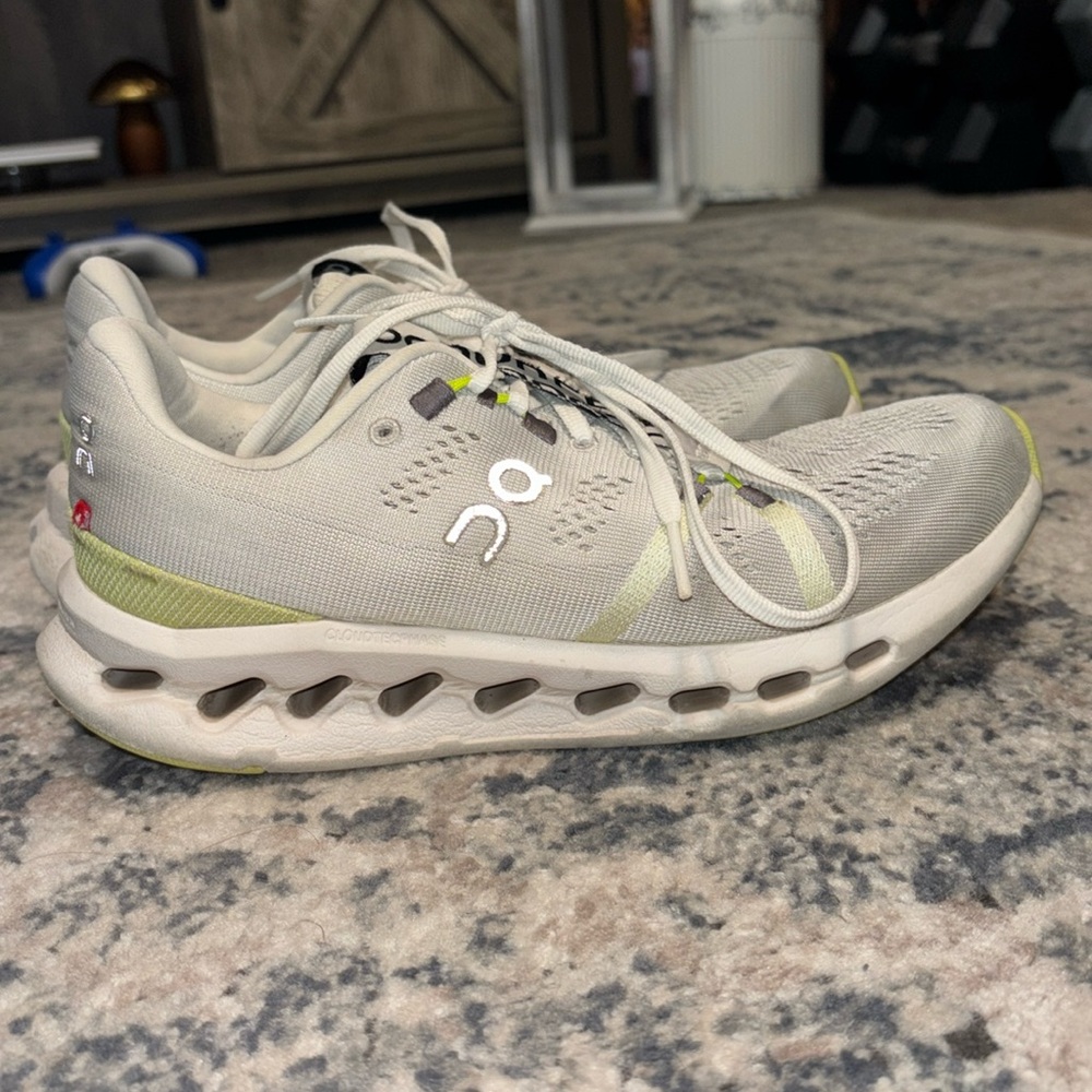 On cloud surfer size 7 women’s shoes
